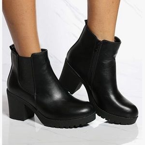 Refresh Chunky Chelsea Black Leather Bootie - Size 10